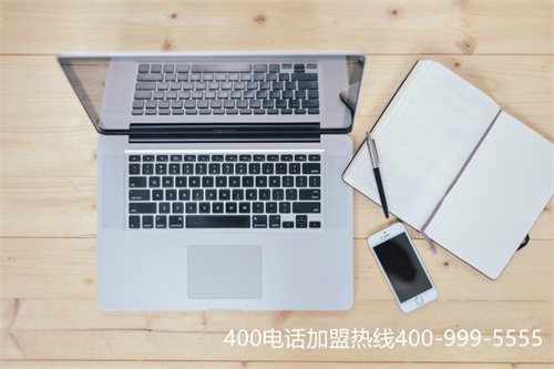 桌上放有筆記本電腦、筆記本、筆及手機(jī)